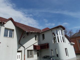 Eladó 300 m²-escsaládi ház Ózd, 48-as út: 39'900'000 Ft