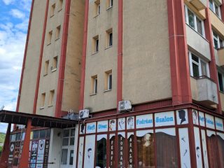 Eladó 49 m²-esüzlethelyiség utcai bejárattal Ózd, Ív út: 2'500'000 Ft