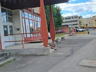 Eladó 49 m²-esüzlethelyiség utcai bejárattal Ózd, Ív út: 2'500'000 Ft