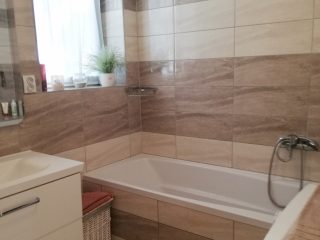 Eladó 210 m²-escsaládi ház Pécel, Városközpont közeli utca: 139'000'000 Ft