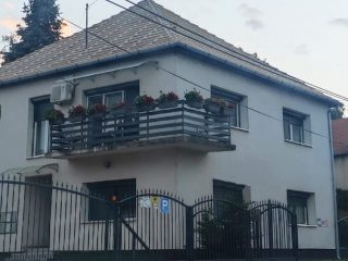 Eladó 210 m²-escsaládi ház Pécel, Városközpont közeli utca: 139'000'000 Ft