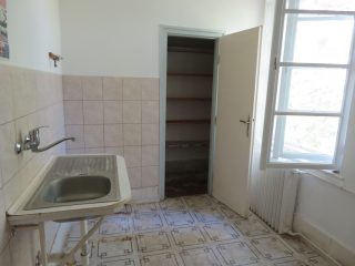 Eladó 85 m²-estársasházi lakás Pétfürdő, Hősök tere: 23'900'000 Ft