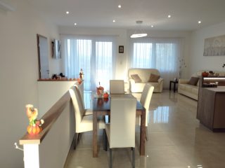 Eladó 208 m²-escsaládi ház Pomáz, Orlovácz utca: 183'500'000 Ft