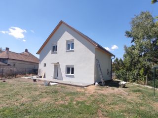 Eladó 120 m²-escsaládi ház Pusztaszabolcs, Magyar utca: 86'900'000 Ft