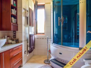 Eladó 222 m²-escsaládi ház Szada, Aranyhegy utca: 194'900'000 Ft