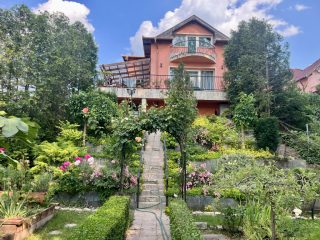 Eladó 250 m²-escsaládi ház Taksony, Dunaparti: 349'900'000 Ft