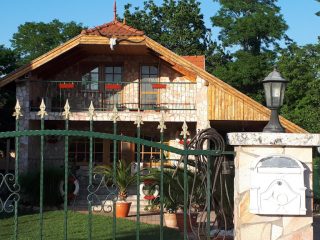 Eladó 120 m²-escsaládi ház Tass, Dunapart utca: 150'000'000 Ft