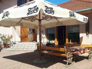 Eladó 120 m²-escsaládi ház Tass, Dunapart utca: 150'000'000 Ft