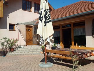 Eladó 120 m²-escsaládi ház Tass, Dunapart utca: 150'000'000 Ft