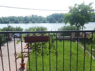 Eladó 120 m²-escsaládi ház Tass, Dunapart utca: 150'000'000 Ft