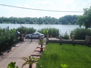 Eladó 120 m²-escsaládi ház Tass, Dunapart utca: 150'000'000 Ft