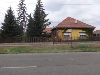 Eladó 140 m²-escsaládi ház Tiszakécske, Fő út: 39'900'000 Ft