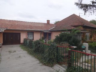 Eladó 140 m²-escsaládi ház Tiszakécske, Fő út: 39'900'000 Ft