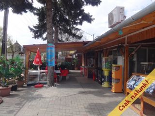 Eladó 450 m²-esüzlethelyiség utcai bejárattal Tiszakécske, Fürdő utca: 75'000'000 Ft