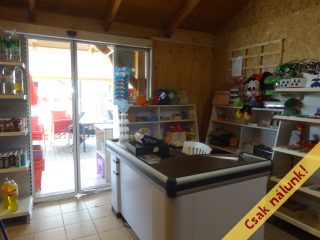 Eladó 450 m²-esüzlethelyiség utcai bejárattal Tiszakécske, Fürdő utca: 75'000'000 Ft