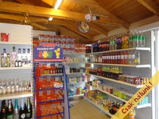 Eladó 450 m²-esüzlethelyiség utcai bejárattal Tiszakécske, Fürdő utca: 75'000'000 Ft