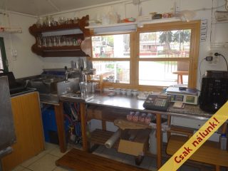 Eladó 450 m²-esüzlethelyiség utcai bejárattal Tiszakécske, Fürdő utca: 75'000'000 Ft