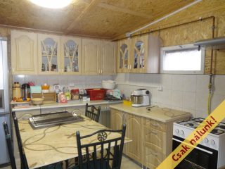 Eladó 450 m²-esüzlethelyiség utcai bejárattal Tiszakécske, Fürdő utca: 75'000'000 Ft