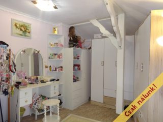 Eladó 450 m²-esüzlethelyiség utcai bejárattal Tiszakécske, Fürdő utca: 75'000'000 Ft