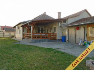 Eladó 134 m²-escsaládi ház Tiszakécske, Hősök útja: 59'900'000 Ft