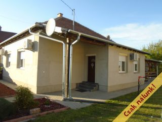 Eladó 134 m²-escsaládi ház Tiszakécske, Hősök útja: 59'900'000 Ft