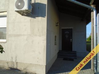 Eladó 134 m²-escsaládi ház Tiszakécske, Hősök útja: 59'900'000 Ft