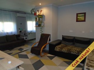 Eladó 134 m²-escsaládi ház Tiszakécske, Hősök útja: 59'900'000 Ft