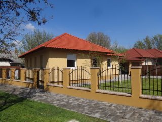 Eladó 75 m²-escsaládi ház Tiszakécske, Kőrösi utca: 63'800'000 Ft