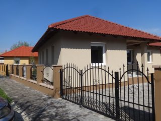 Eladó 75 m²-escsaládi ház Tiszakécske, Kőrösi utca: 63'800'000 Ft