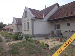 Eladó 250 m²-escsaládi ház Tiszakécske, Kossuth Lajos utca: 85'000'000 Ft