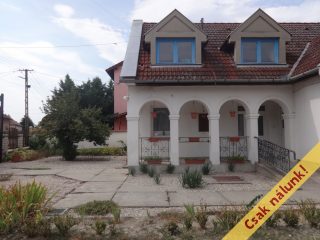 Eladó 250 m²-escsaládi ház Tiszakécske, Kossuth Lajos utca: 85'000'000 Ft