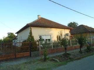Eladó 120 m²-escsaládi ház Tiszakécske, Táncsics Mihály utca: 52'900'000 Ft