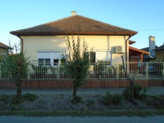 Eladó 120 m²-escsaládi ház Tiszakécske, Táncsics Mihály utca: 52'900'000 Ft