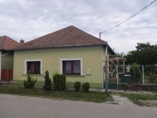 Eladó 140 m²-escsaládi ház Tiszakécske, Toldi utca: 33'800'000 Ft