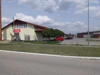 Kiadó 450 m²-esüzlethelyiség utcai bejárattal Tiszakécske, Vízhányó János utca: 800'000 Ft