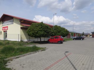 Kiadó 450 m²-esüzlethelyiség utcai bejárattal Tiszakécske, Vízhányó János utca: 800'000 Ft