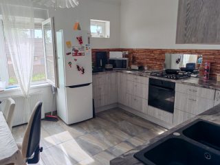 Eladó 98 m²-escsaládi ház Tököl, Főút közeli utca: 109'900'000 Ft