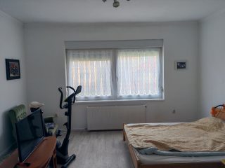 Eladó 98 m²-escsaládi ház Tököl, Főút közeli utca: 109'900'000 Ft