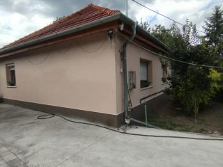 Eladó 80 m²-escsaládi ház Tököl, Főút közeli utca: 78'000'000 Ft
