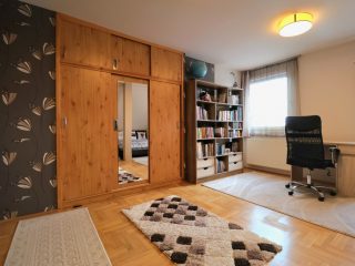 Eladó 234 m²-escsaládi ház Tököl, központban: 136'900'000 Ft