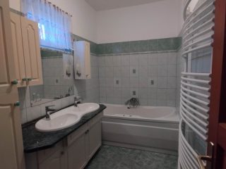 Eladó 234 m²-escsaládi ház Tököl, központban: 136'900'000 Ft