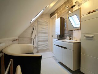 Eladó 234 m²-escsaládi ház Tököl, központban: 136'900'000 Ft