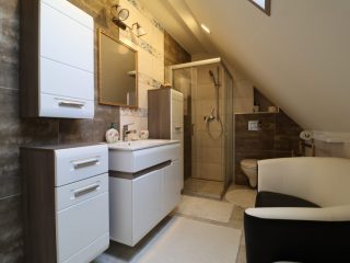 Eladó 234 m²-escsaládi ház Tököl, központban: 136'900'000 Ft