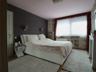 Eladó 234 m²-escsaládi ház Tököl, központban: 136'900'000 Ft