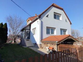 Eladó 234 m²-escsaládi ház Tököl, központban: 136'900'000 Ft