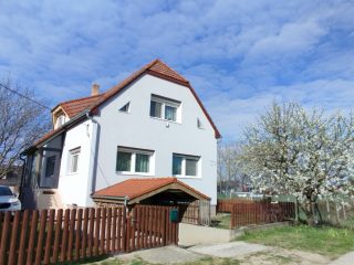 Eladó 234 m²-escsaládi ház Tököl, központban: 136'900'000 Ft