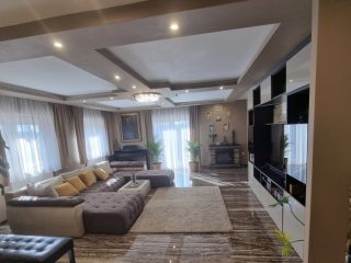 Eladó 320 m²-escsaládi ház Üllő, teljes körűen felújított: 257'900'000 Ft