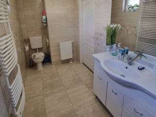 Eladó 320 m²-escsaládi ház Üllő, teljes körűen felújított: 257'900'000 Ft
