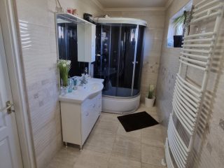 Eladó 320 m²-escsaládi ház Üllő, teljes körűen felújított: 257'900'000 Ft