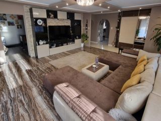 Eladó 320 m²-escsaládi ház Üllő, teljes körűen felújított: 257'900'000 Ft